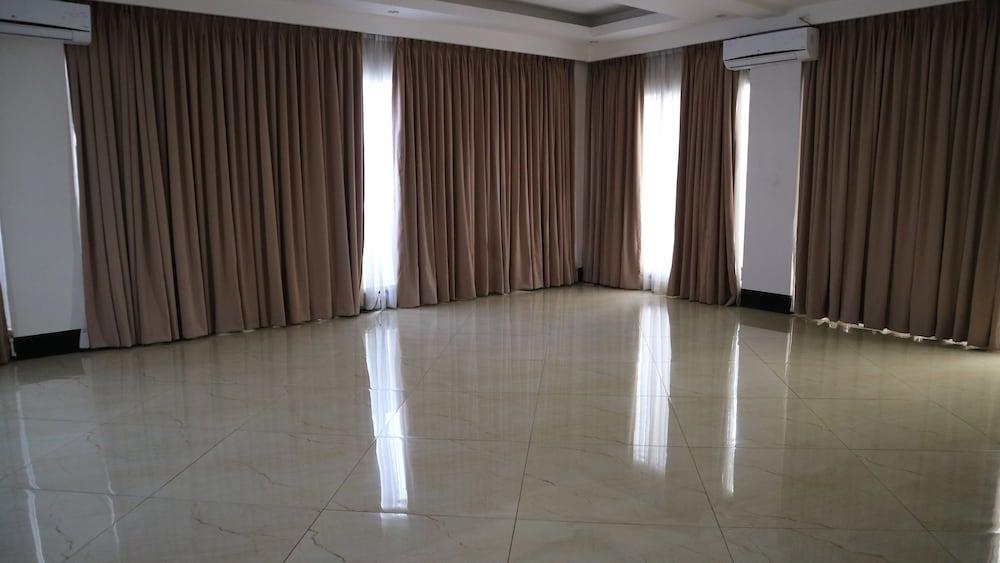 Doniti Suites And Events Place 曼达卢永 外观 照片